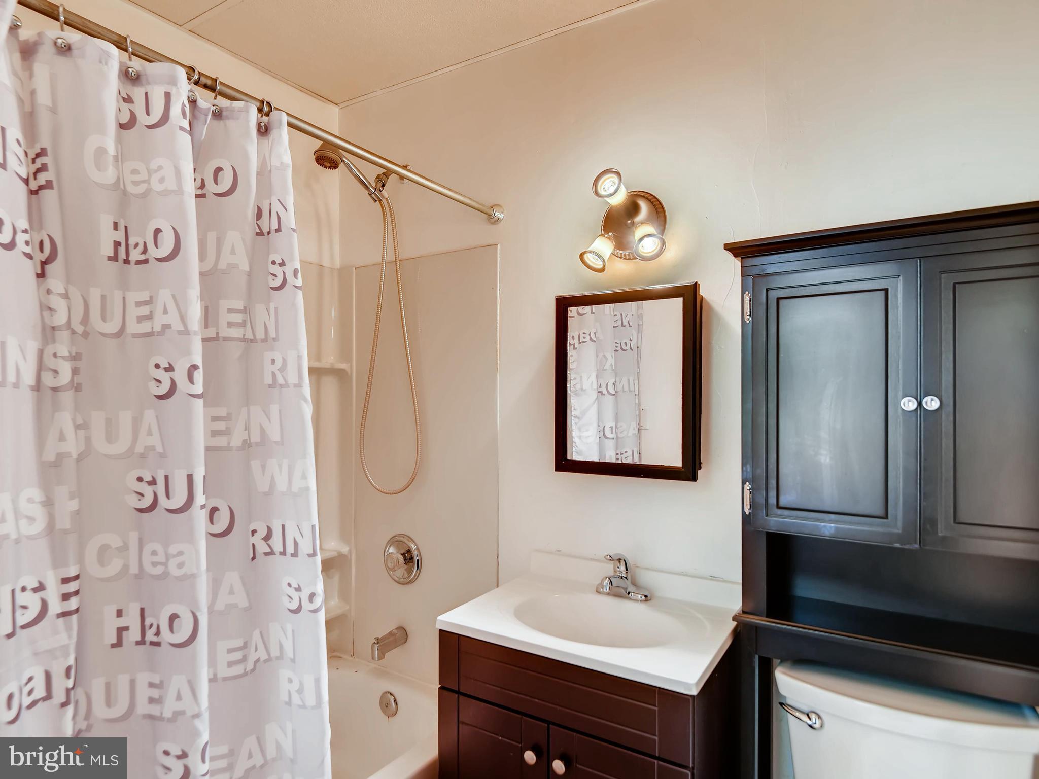 7524 Marks Avenue Nottingham, MD 21236 - Photo 18 of 27 2ND FLOOR BATHROOM
