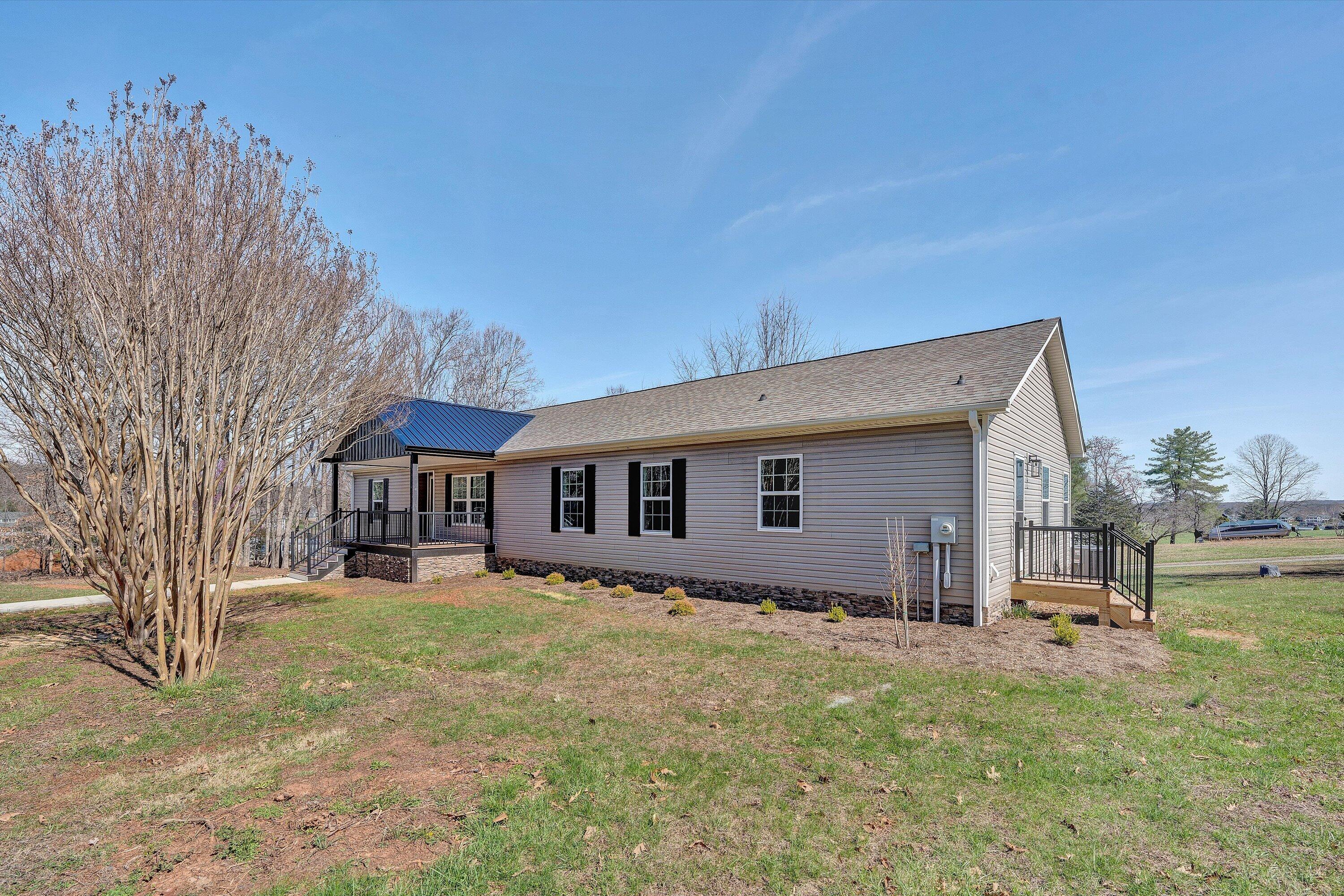 200 Surber Drive Moneta, VA 24121 - Photo 4 of 52 a house view with backyard space