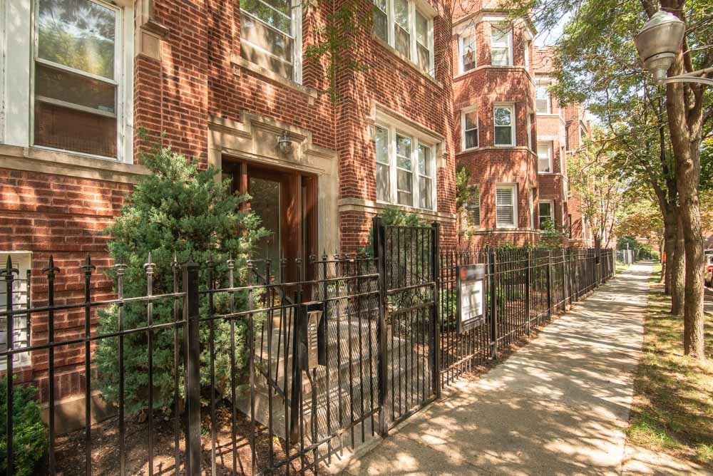 1628 West Juneway Terrace, Unit 2W Chicago, IL 60626 - Photo 2 of 23 a view of a brick house with many windows