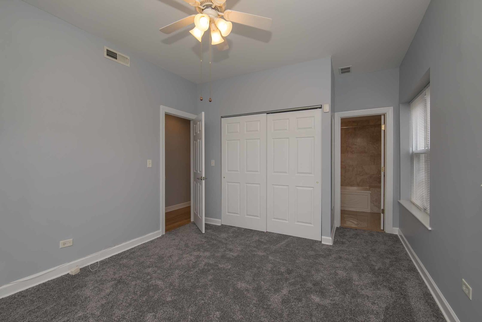 1628 West Juneway Terrace, Unit 2W Chicago, IL 60626 - Photo 16 of 23 an empty room with a bathroom