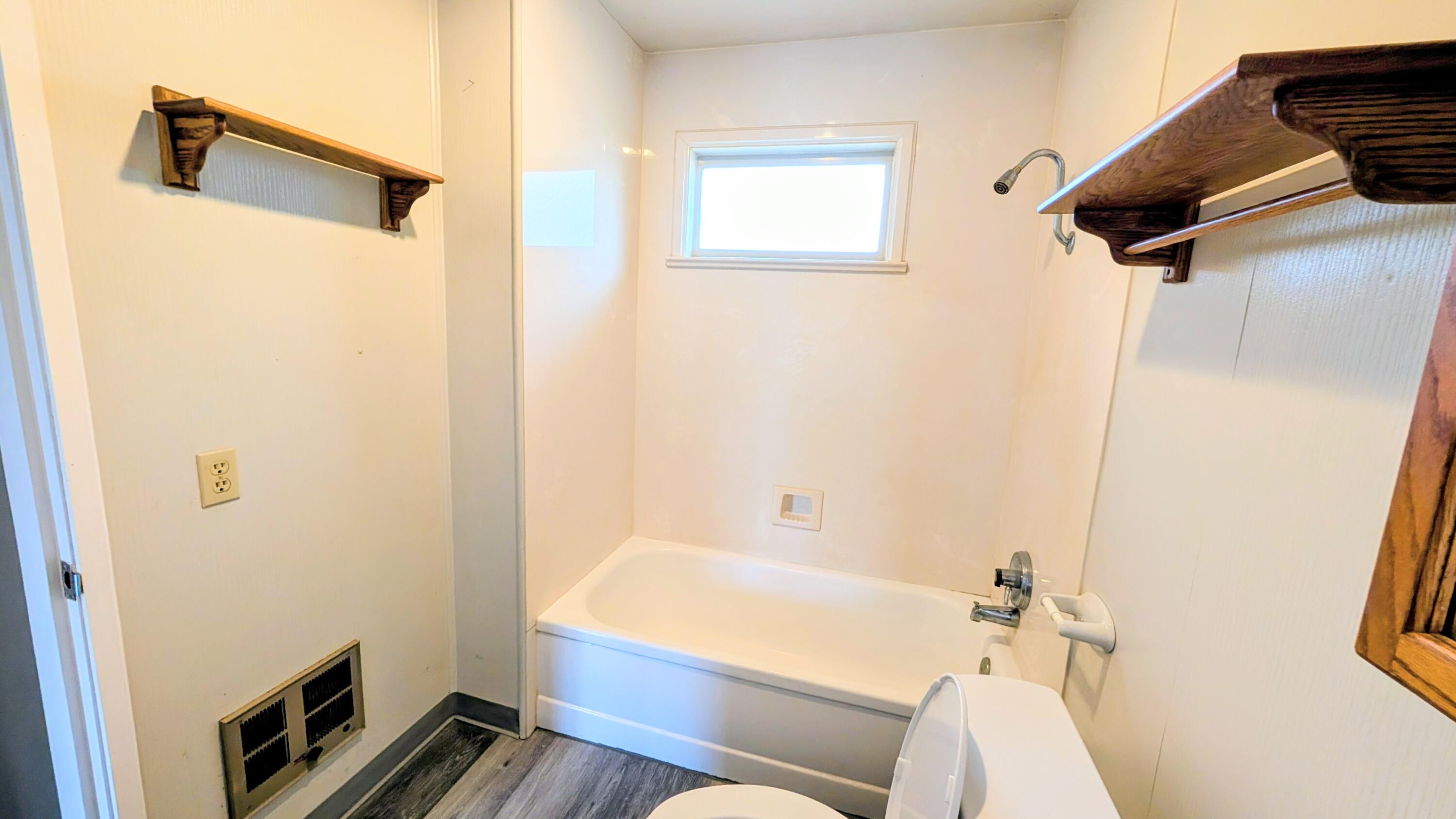 32550 Rivers Drive Chiloquin, OR 97624 - Photo 15 of 24 a bathroom with a tub and shower