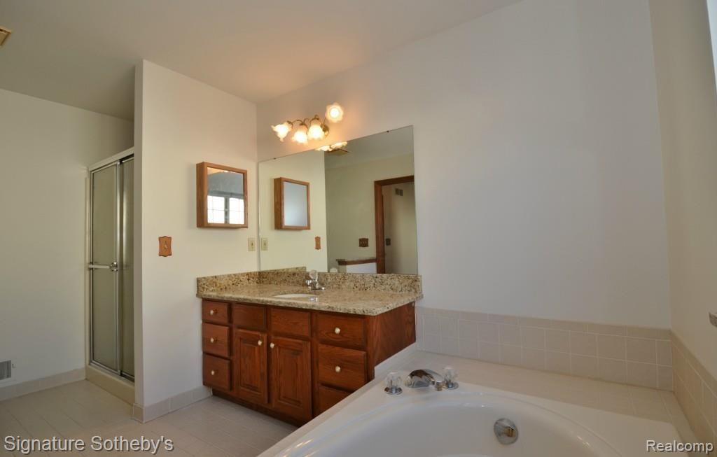 2888 Ranieri Drive Troy, MI 48085 - Photo 16 of 26 Owners En Suite Bath (3).jpg