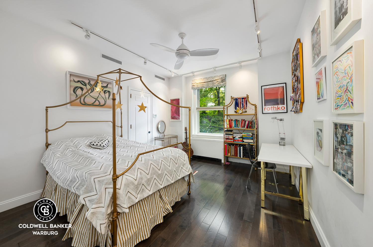 1148 5th Avenue, Unit PARLOR/A Manhattan, NY 10128 - Photo 8 of 20 a bedroom with bed and a window