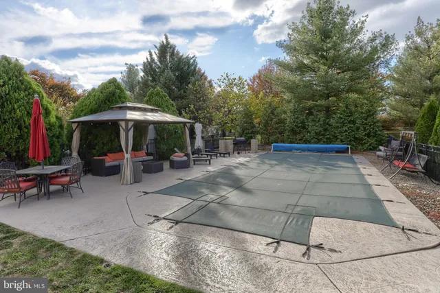 a view of a yard with sitting area