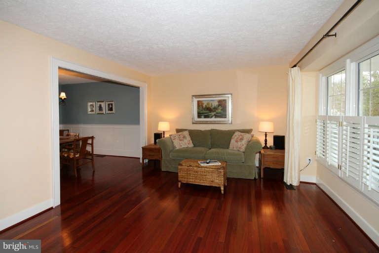 9216 Beachway Lane Springfield, VA 22153 - Photo 2 of 25 Living Room