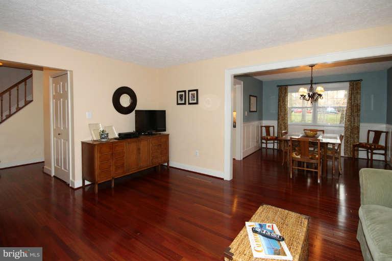 9216 Beachway Lane Springfield, VA 22153 - Photo 3 of 25 Living Room