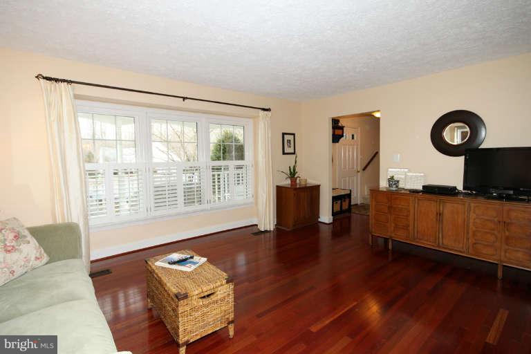 9216 Beachway Lane Springfield, VA 22153 - Photo 4 of 25 Living Room