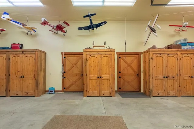 a view of an entryway with a livingroom