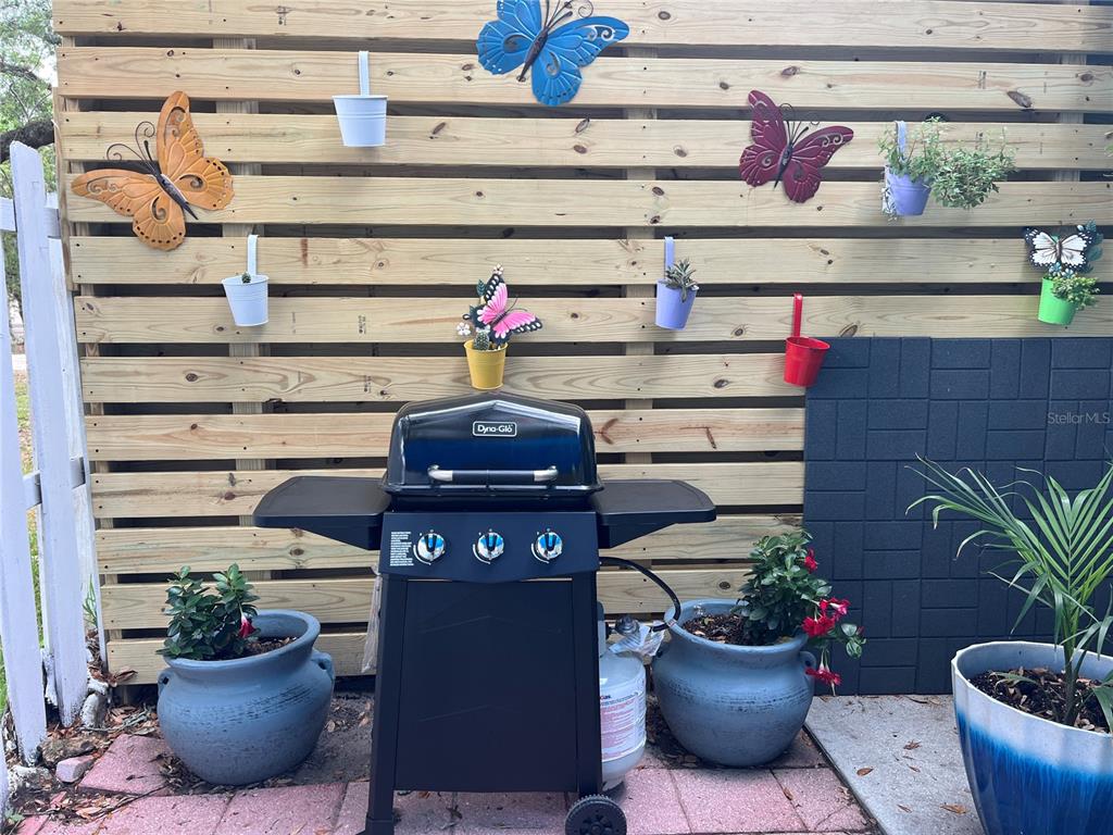 304 15th Street West Bradenton, FL 34205 - Photo 71 of 75 a kitchen with a potted plant on the counter and cabinets