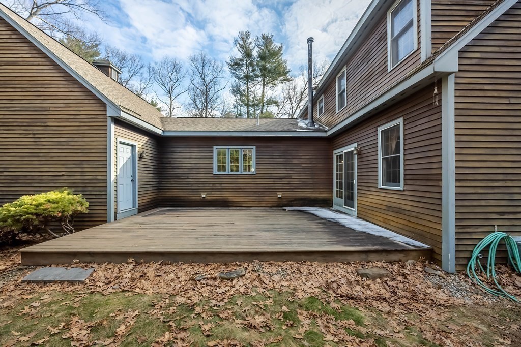 400 Main Street Boxford, MA 01921 - Photo 5 of 34 a front view of a house with garden