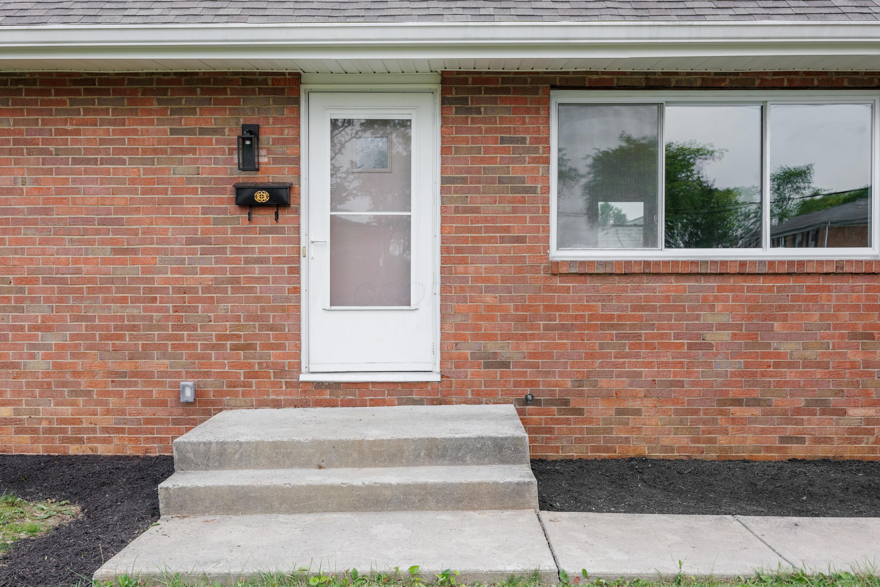 1079 Loring Road Columbus, OH 43224 - Photo 4 of 48 1079 Loring Rd