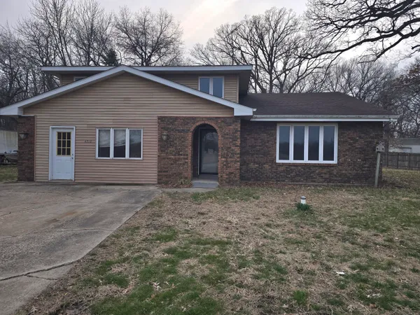 $295,000 | 4710 Oaklane Drive, Griffith, IN 46319