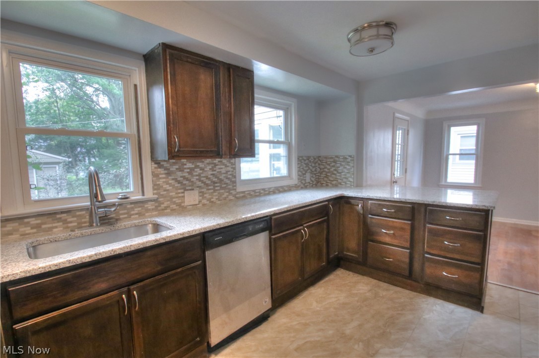 860 Montford Road Cleveland Heights, OH 44121 - Photo 8 of 29