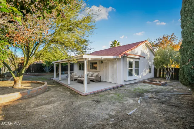 a view of a house with backyard