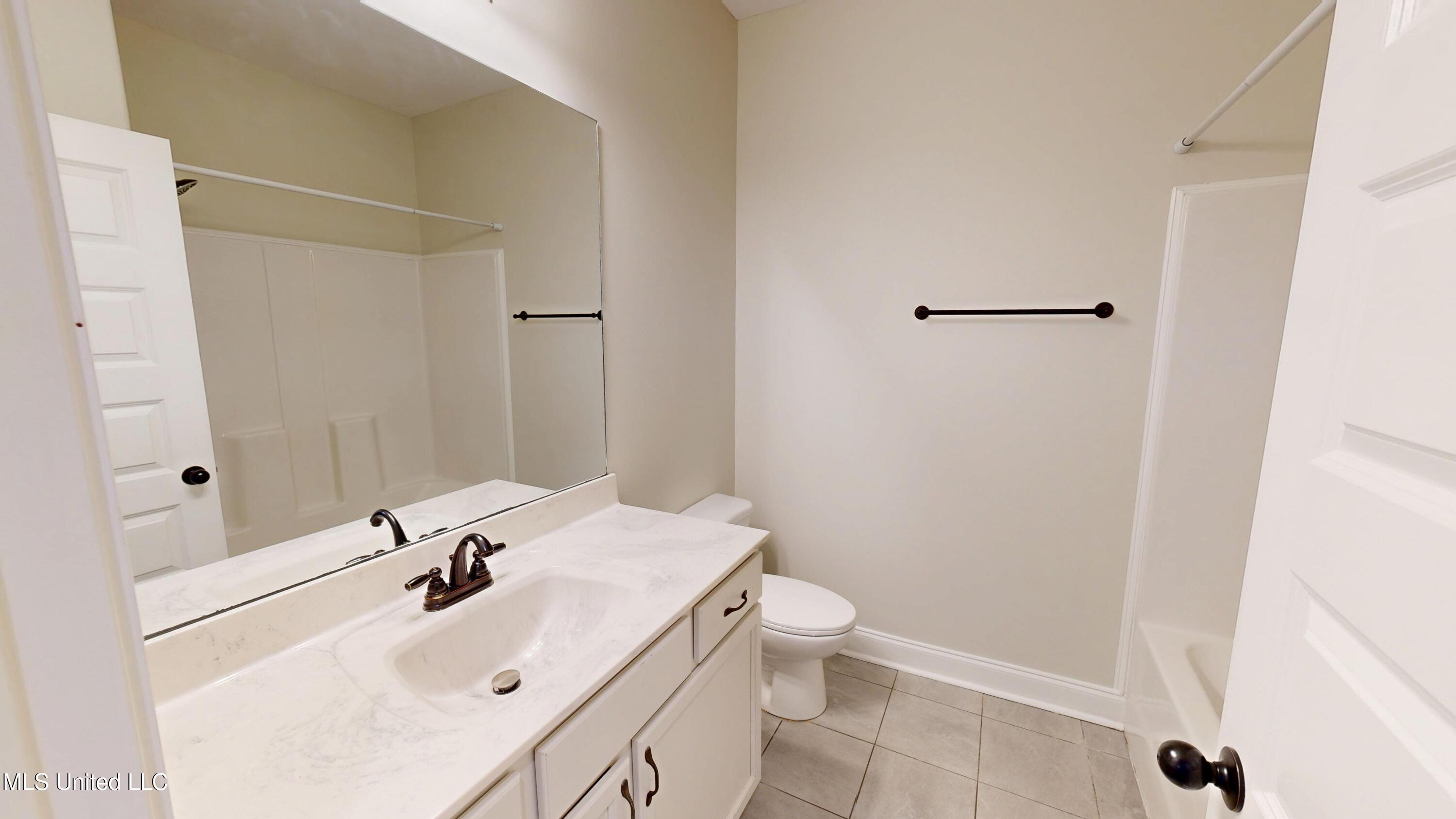 5217 Nail Road Olive Branch, MS 38654 - Photo 27 of 37 Hall Bath Down