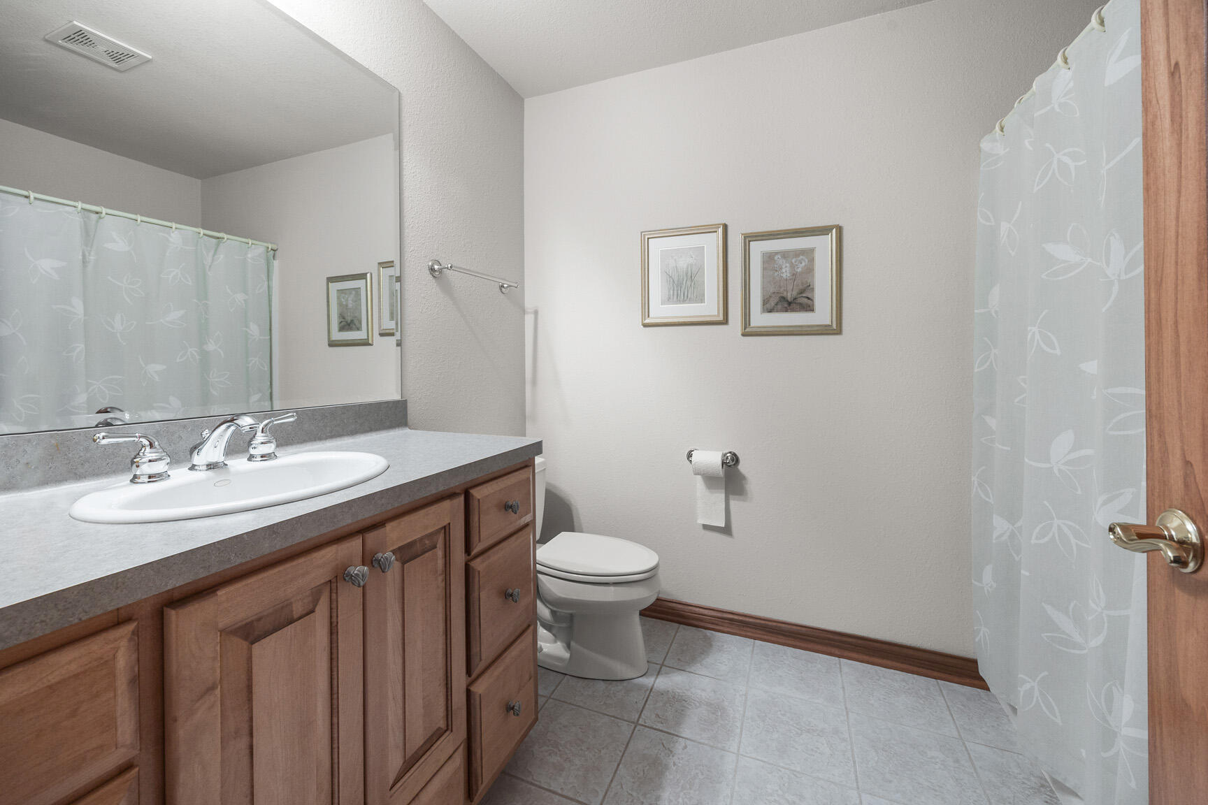 N52-w16816 Oak Ridge Trail Menomonee Falls, WI 53051 - Photo 20 of 37 Upper - Full BA