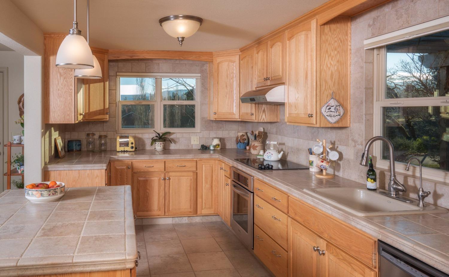 3910 Jonathan Way Central Point, OR 97502 - Photo 8 of 25 Additional Photo