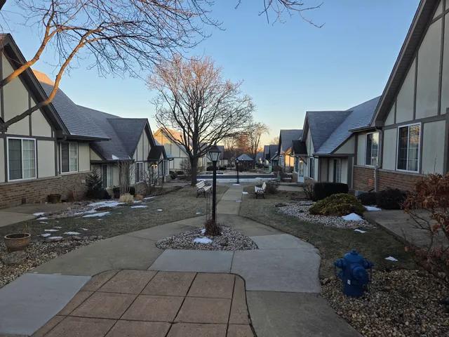 $199,000 | 1684 Willow Cir Drive, Unit 1684, Crest Hill, IL 60403