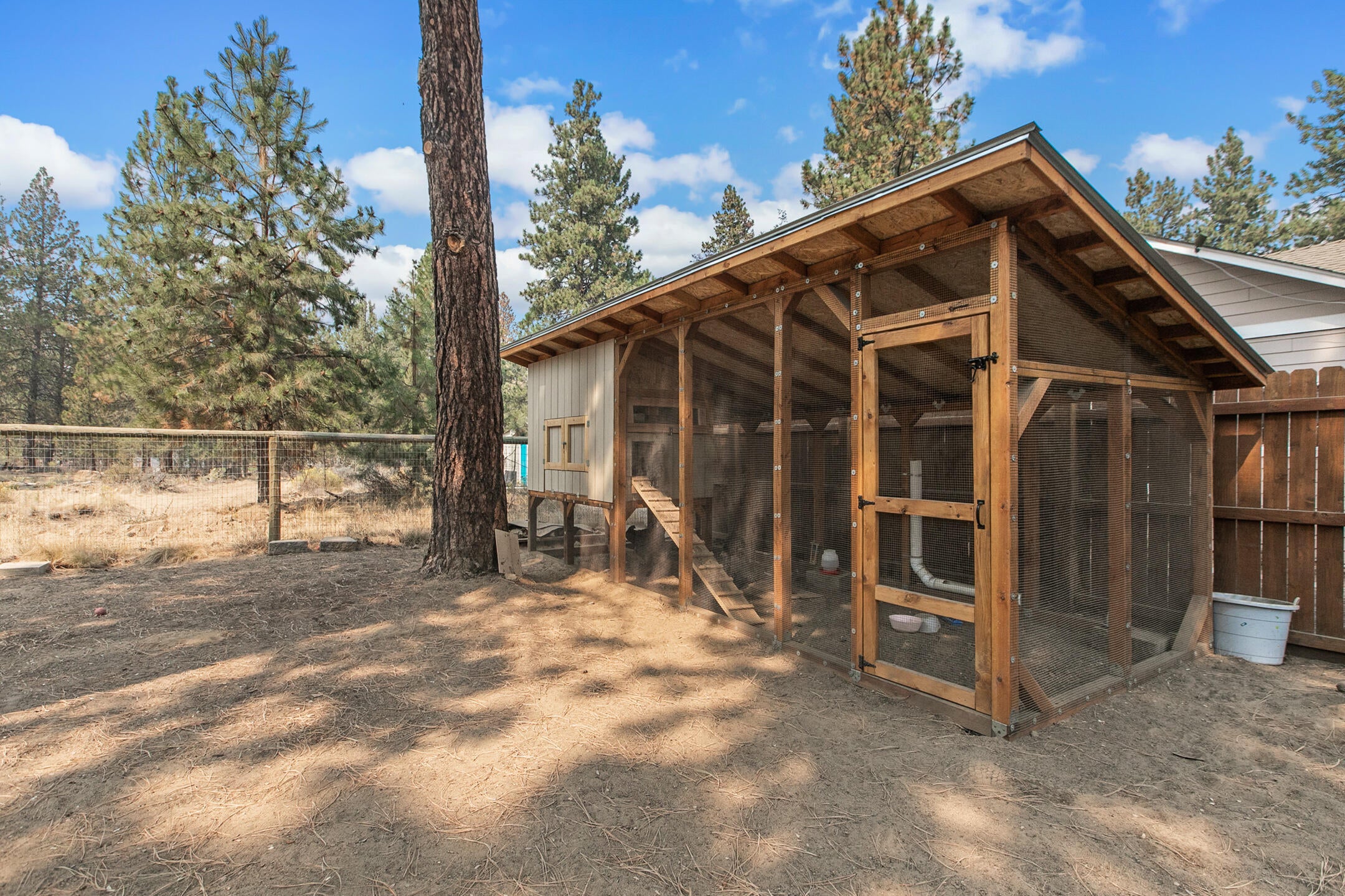 60025 Hopi Road Bend, OR 97702 - Photo 33 of 44 Chicken coop