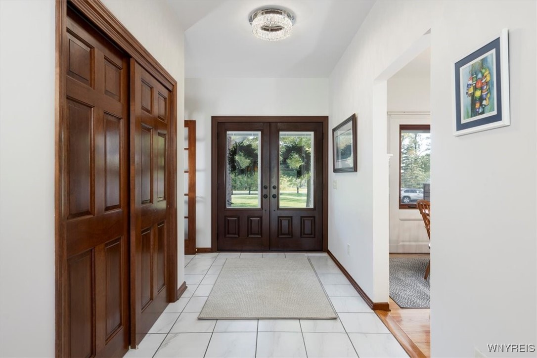 7555 Ellicott Road Orchard Park, NY 14170 - Photo 3 of 45