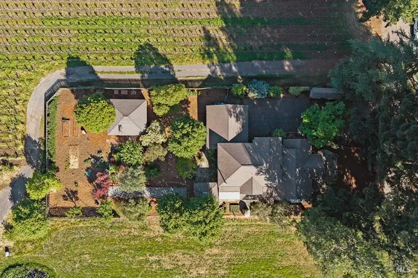$2,300,000 | 655 West Grant Street, Healdsburg, CA 95448