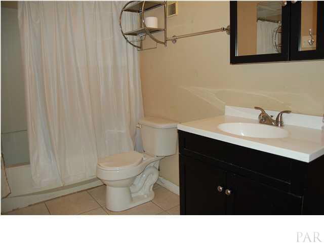 7150 Plantation Road, Unit 413 Pensacola, FL 32504 - Photo 12 of 21 Full bath