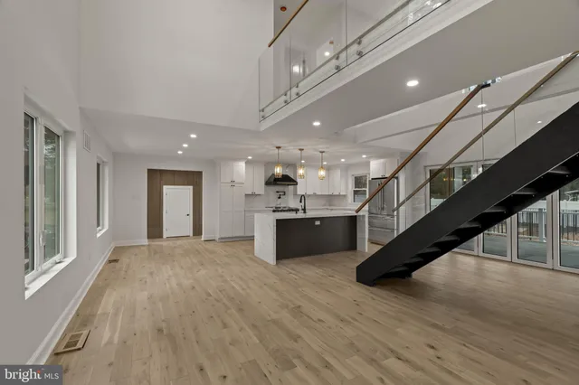 a view of entryway and kitchen