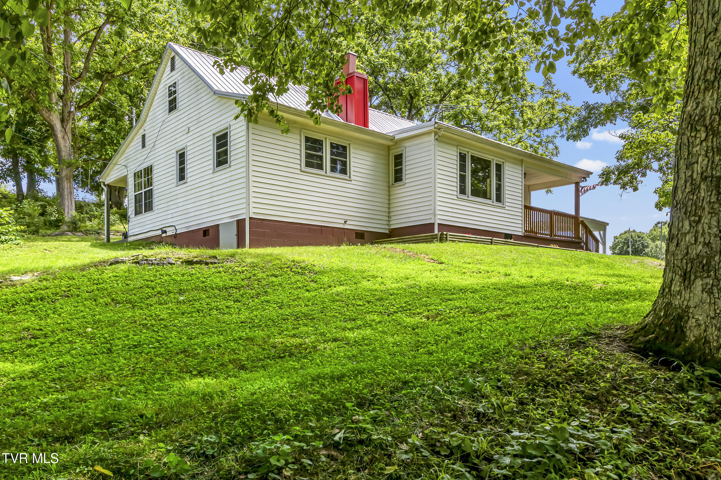 1214 Old Cemetery Road Greeneville, TN 37745 - Photo 4 of 28 img_7107