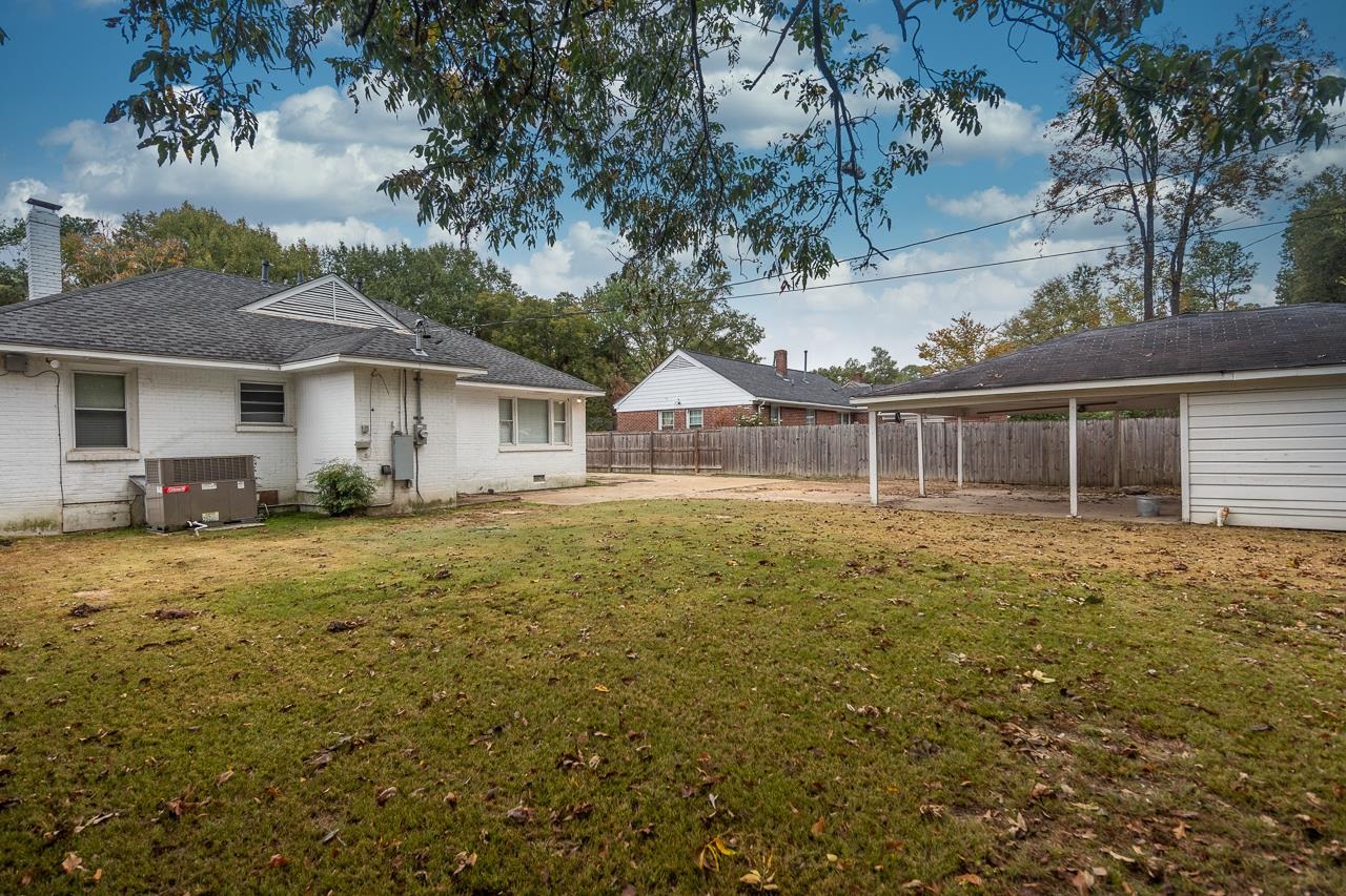 1368 South Perkins Road Memphis, TN 38117 - Photo 17 of 21 a front view of a house with a garden