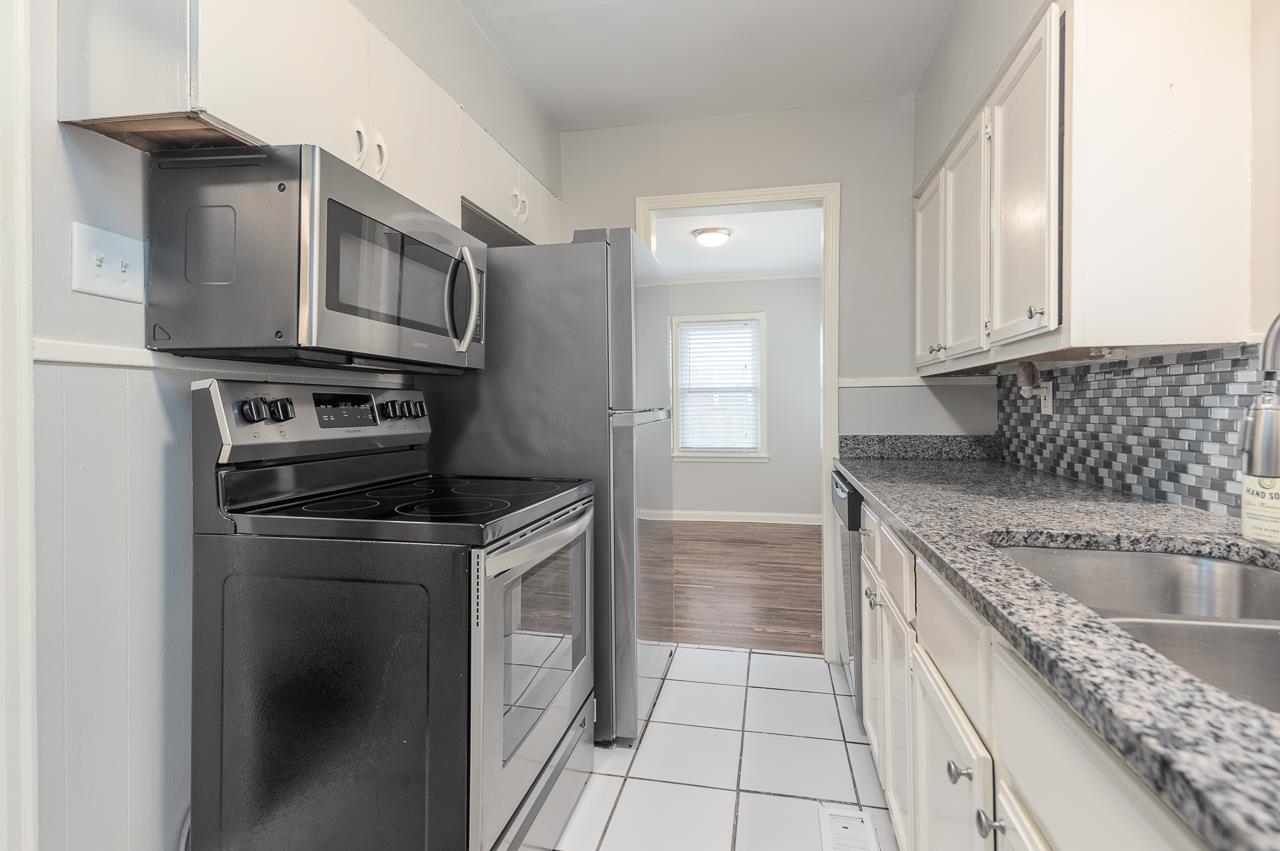 1368 South Perkins Road Memphis, TN 38117 - Photo 9 of 21 a kitchen with a stove and a sink