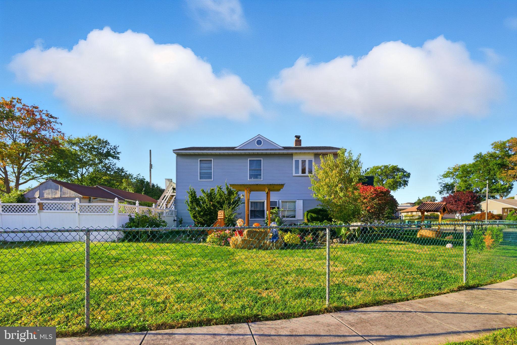 a view of house with a yard