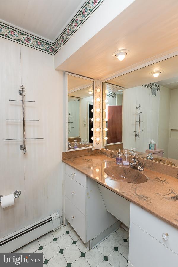 40 South Brookside Road Springfield, PA 19064 - Photo 16 of 47 Main Level Hall Bath