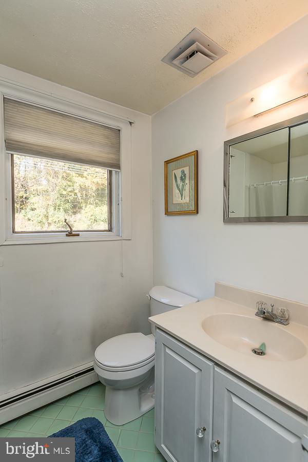 40 South Brookside Road Springfield, PA 19064 - Photo 41 of 47 Second Floor Hall Bath