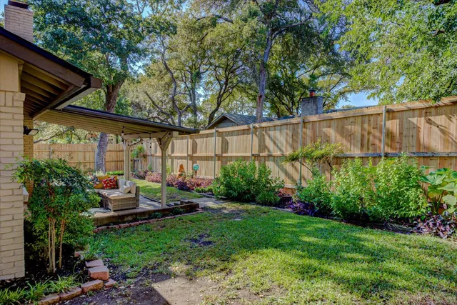 a view of a garden with a house
