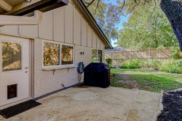 a view of a backyard