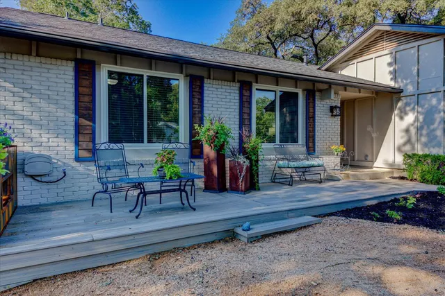 a view of a house with backyard and sitting area