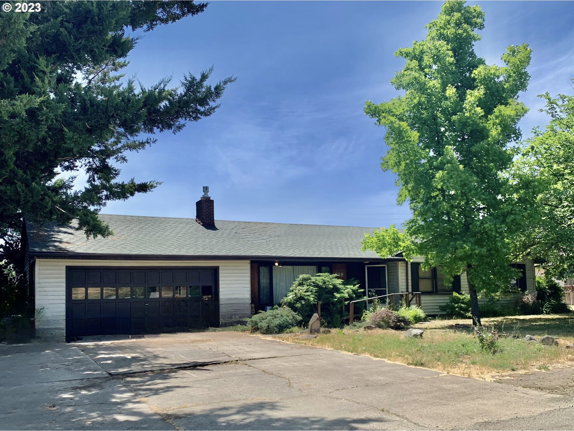 689 East 3rd Avenue Riddle, OR 97469 - Photo 1 of 17 a front view of a house with yard