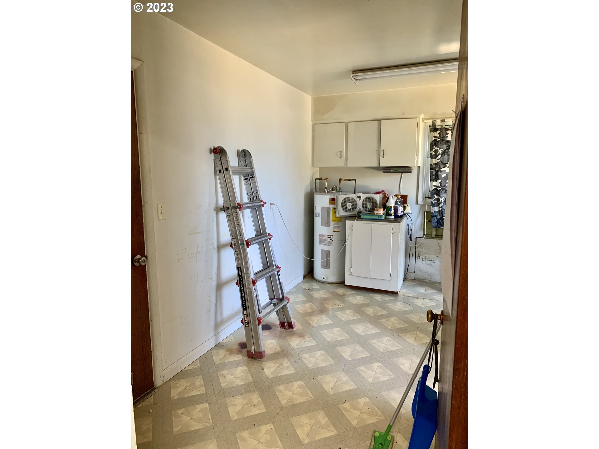 689 East 3rd Avenue Riddle, OR 97469 - Photo 16 of 17 a view of a livingroom with a sink and refrigerator