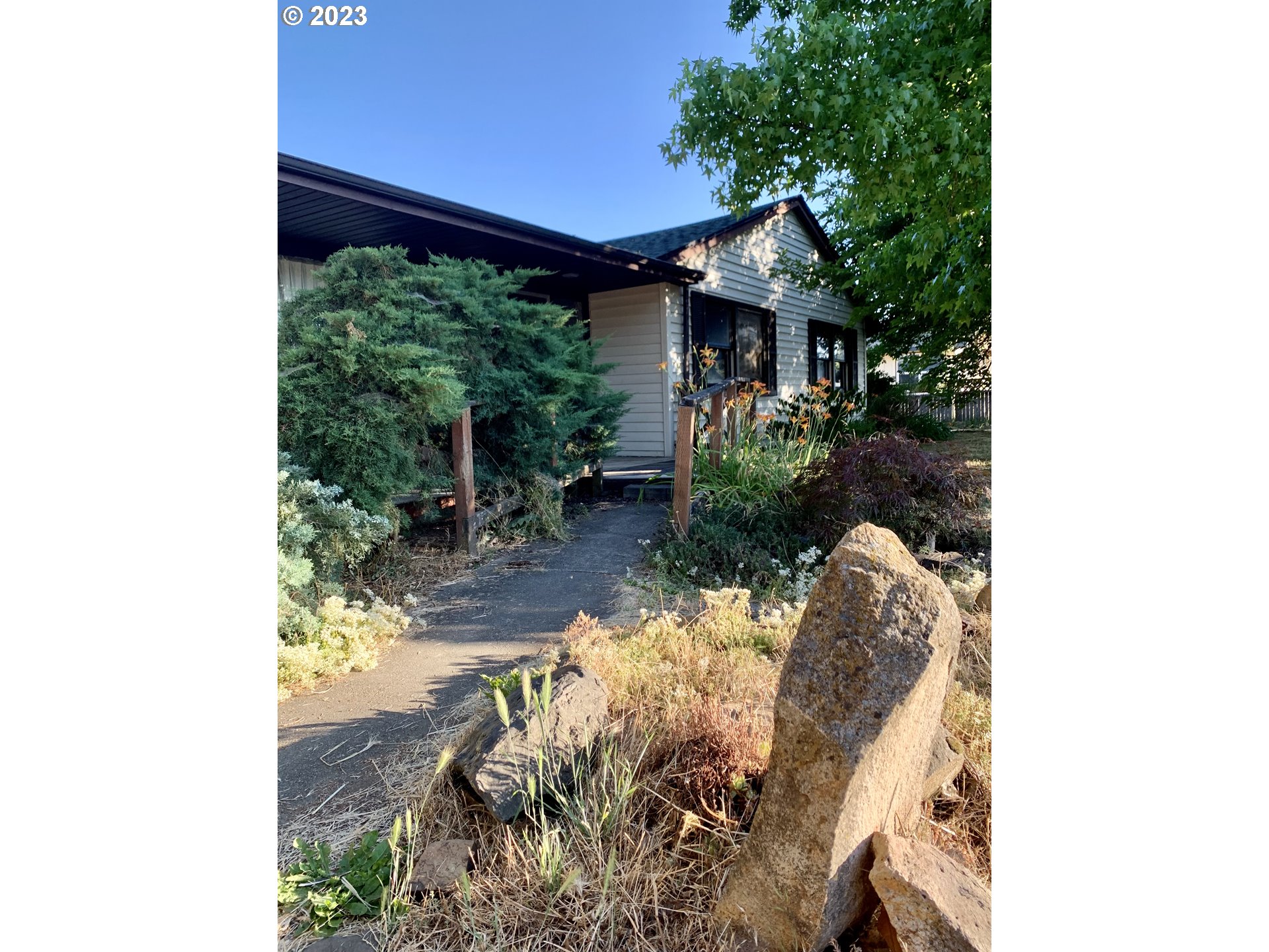 689 East 3rd Avenue Riddle, OR 97469 - Photo 3 of 17 a front view of a house with a yard
