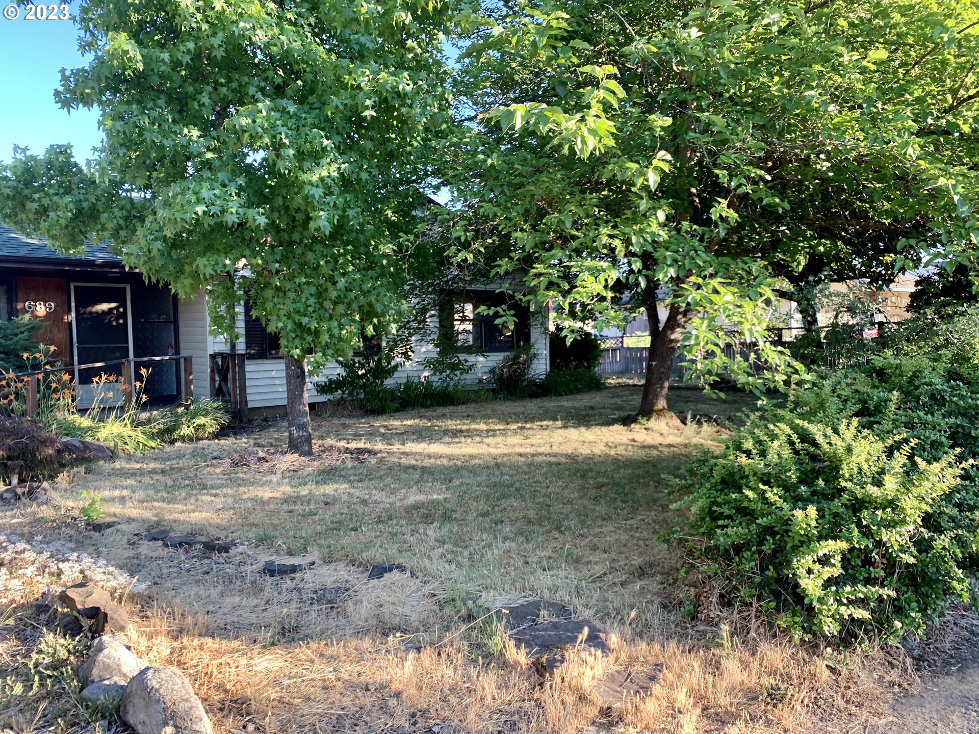 689 East 3rd Avenue Riddle, OR 97469 - Photo 4 of 17 a front view of a house with garden