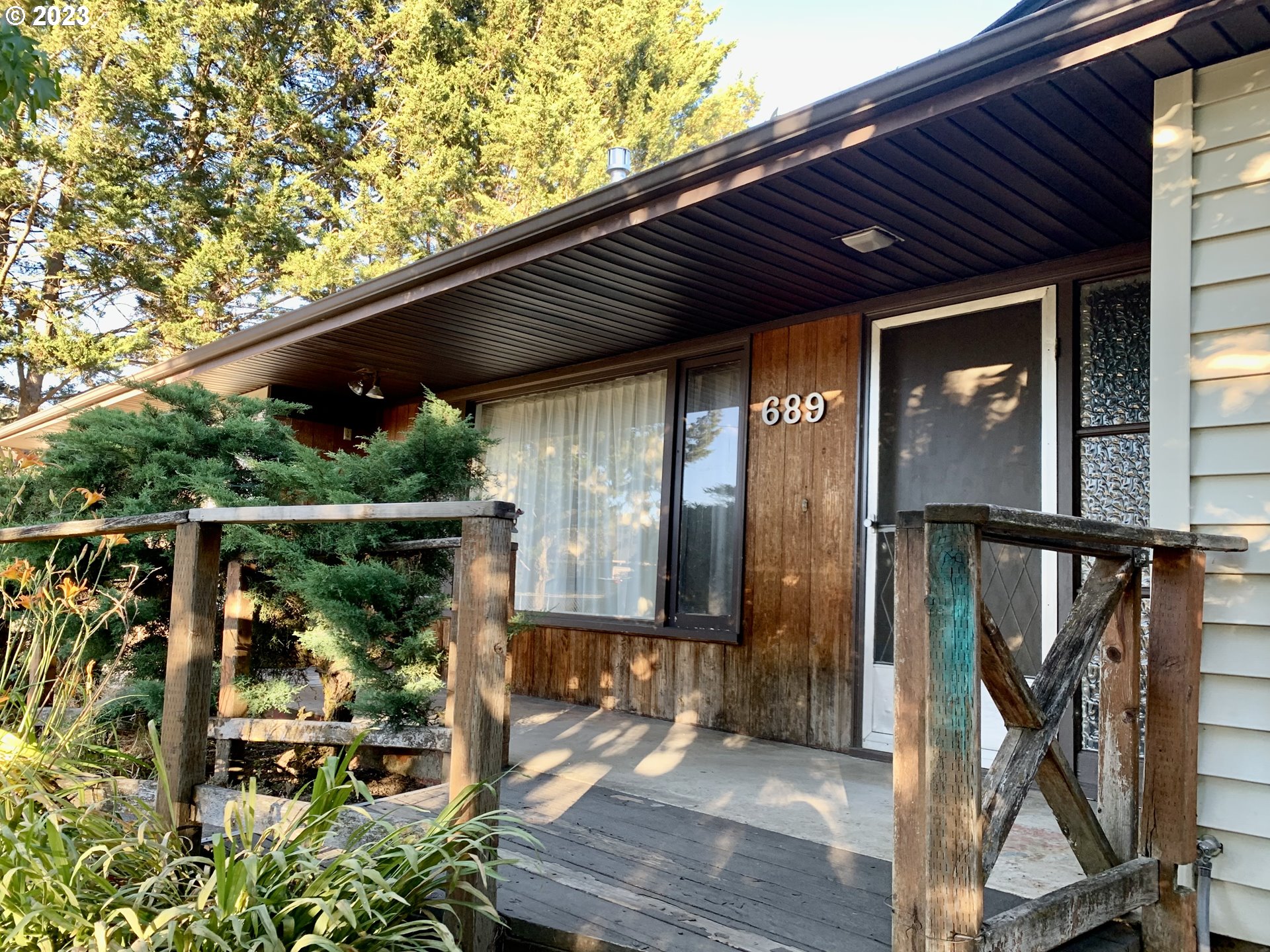 689 East 3rd Avenue Riddle, OR 97469 - Photo 5 of 17 a front view of a house with glass windows