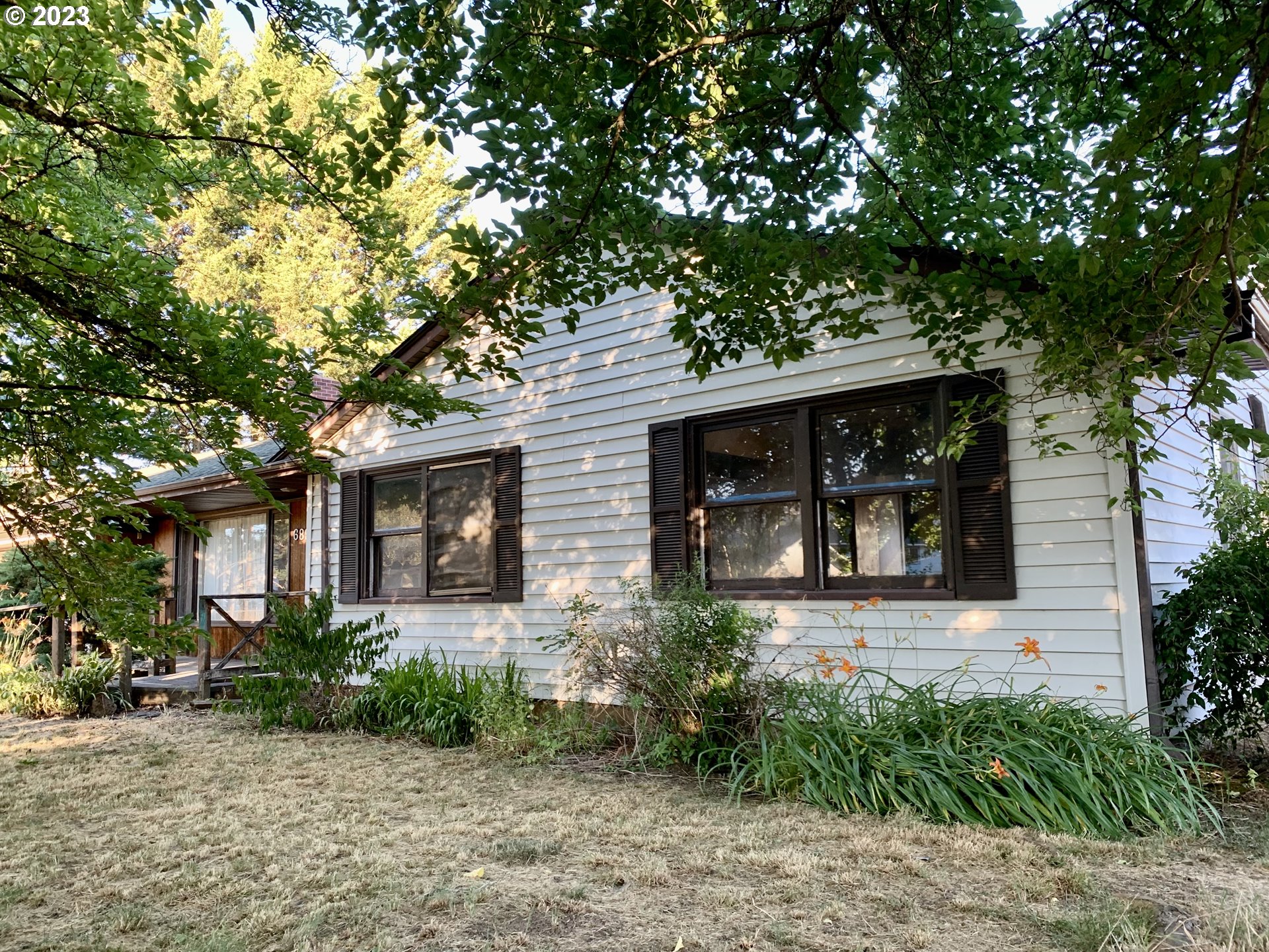 689 East 3rd Avenue Riddle, OR 97469 - Photo 6 of 17 a front view of a house with garden