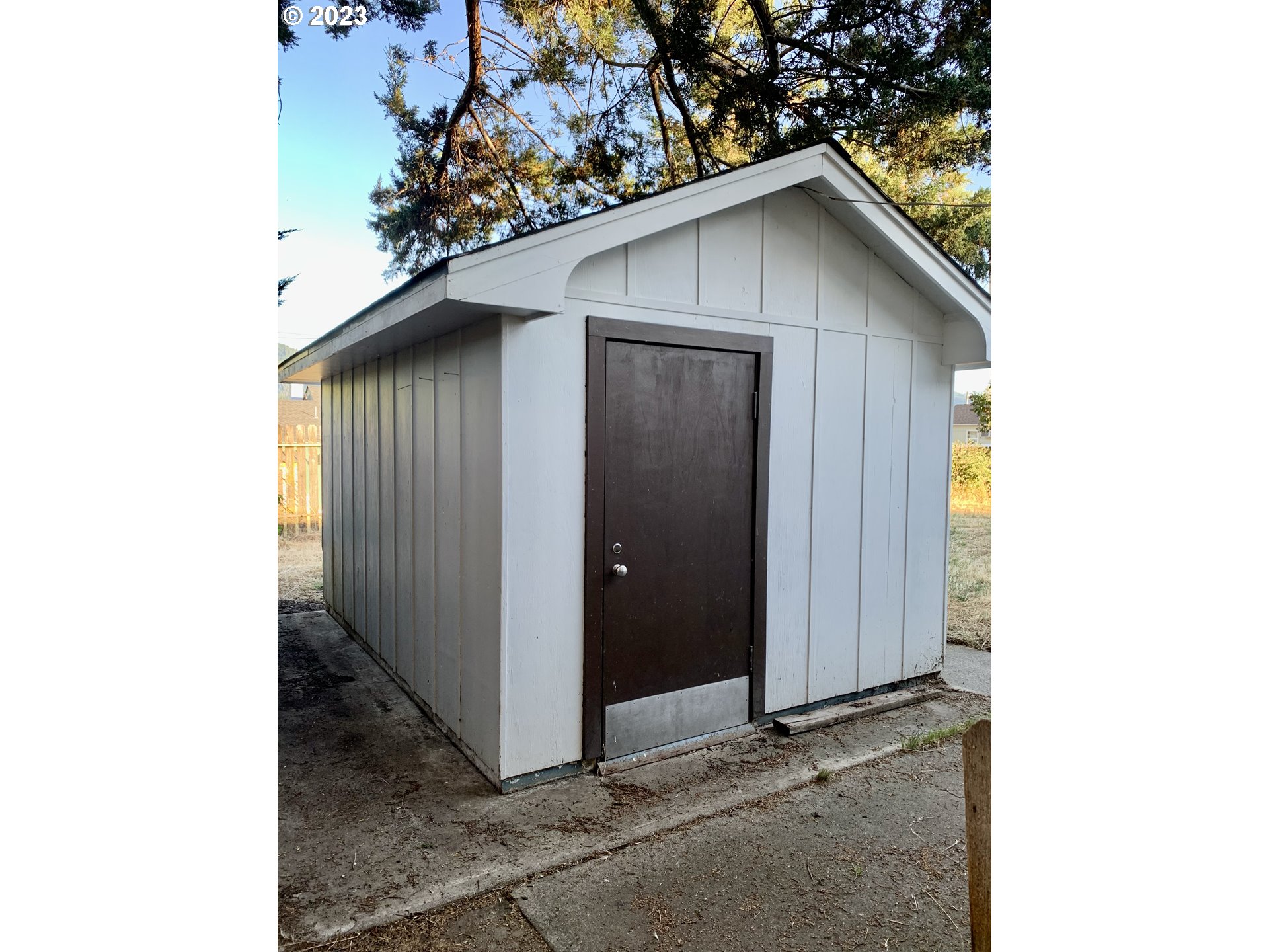 689 East 3rd Avenue Riddle, OR 97469 - Photo 10 of 17 a house with a outdoor space