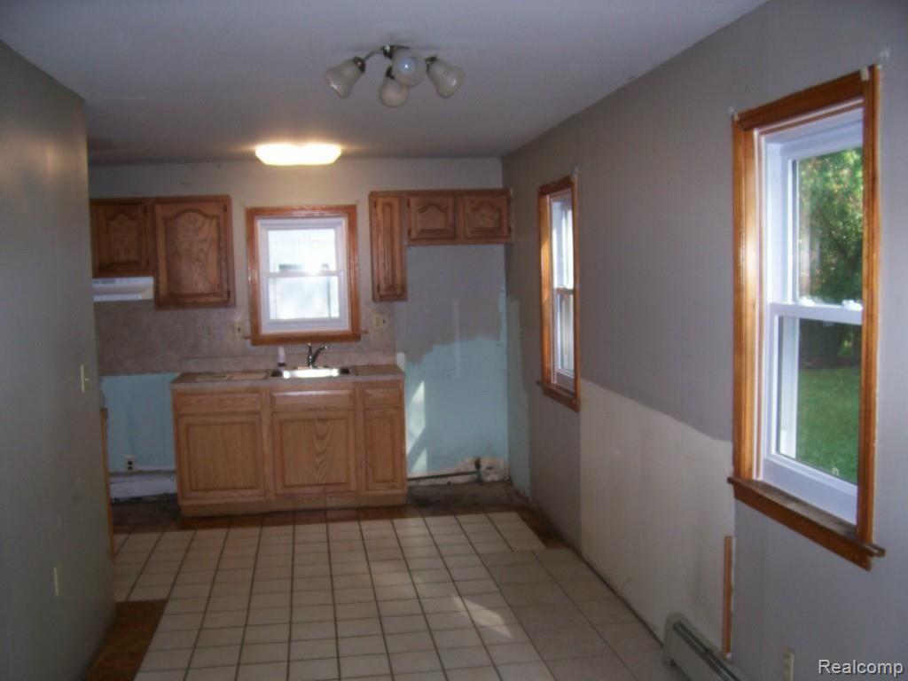 3549 Alida Avenue Rochester, MI 48309 - Photo 12 of 25 12_Breakfast Area.jpg