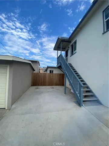 a view of entryway with a room