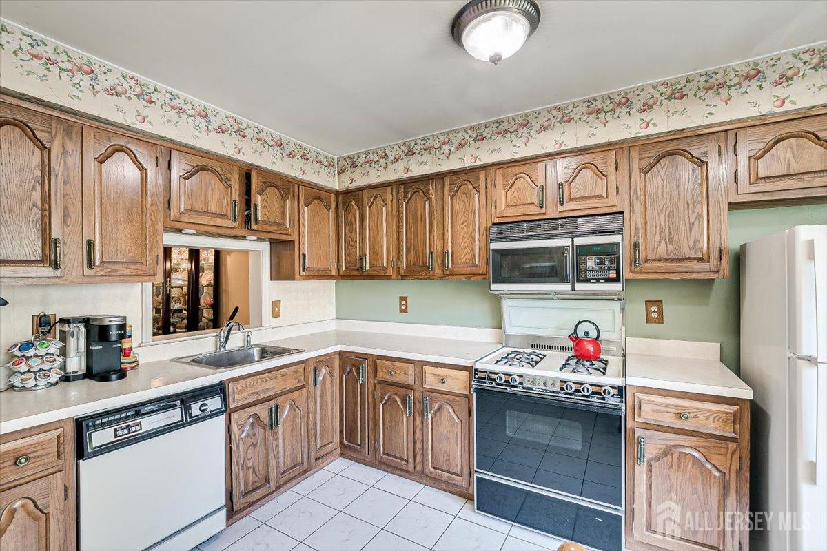 3405 Springbrook Drive Edison, NJ 08820 - Photo 23 of 54