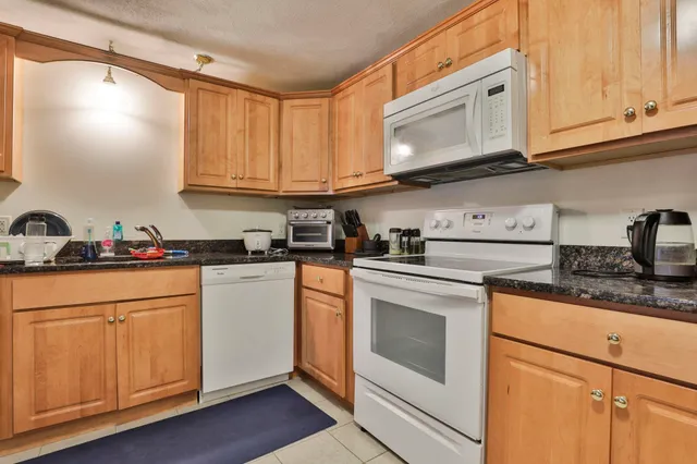 $269,900 | 4 Heritage Village Drive, Unit 211, Nashua, NH 03062