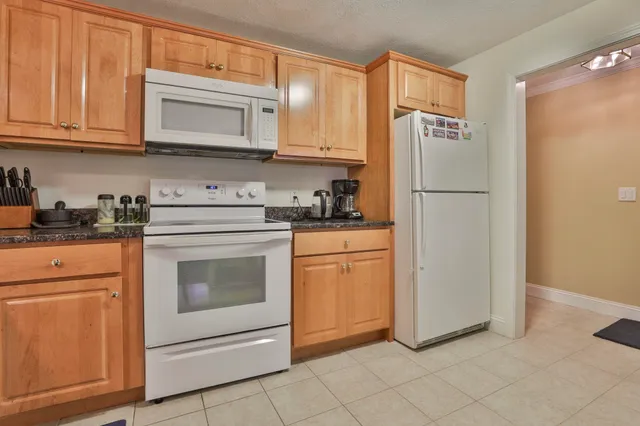 $269,900 | 4 Heritage Village Drive, Unit 211, Nashua, NH 03062