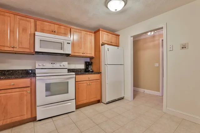 $264,900 | 4 Heritage Village Drive, Unit 211, Nashua, NH 03062