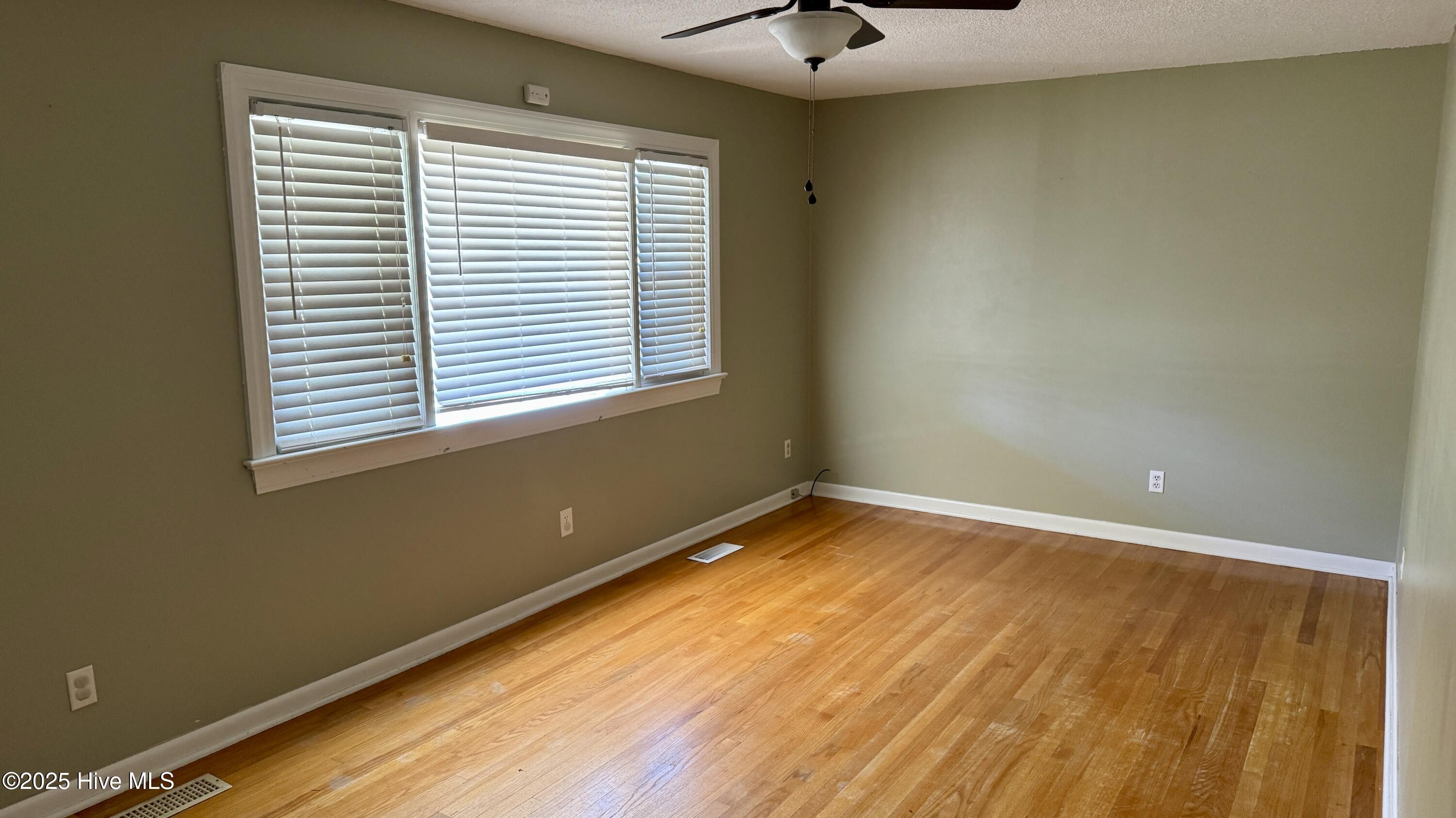 5444 Deans Road Battleboro, NC 27809 - Photo 14 of 30 Living Room